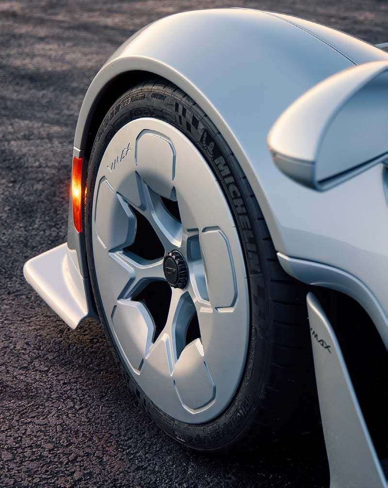 21C VMax rear three-quarter, longtail deck detail