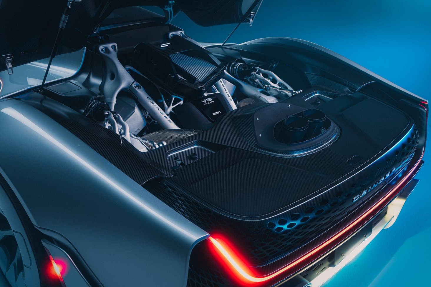 21C VMax rear deck open over the luggage compartment